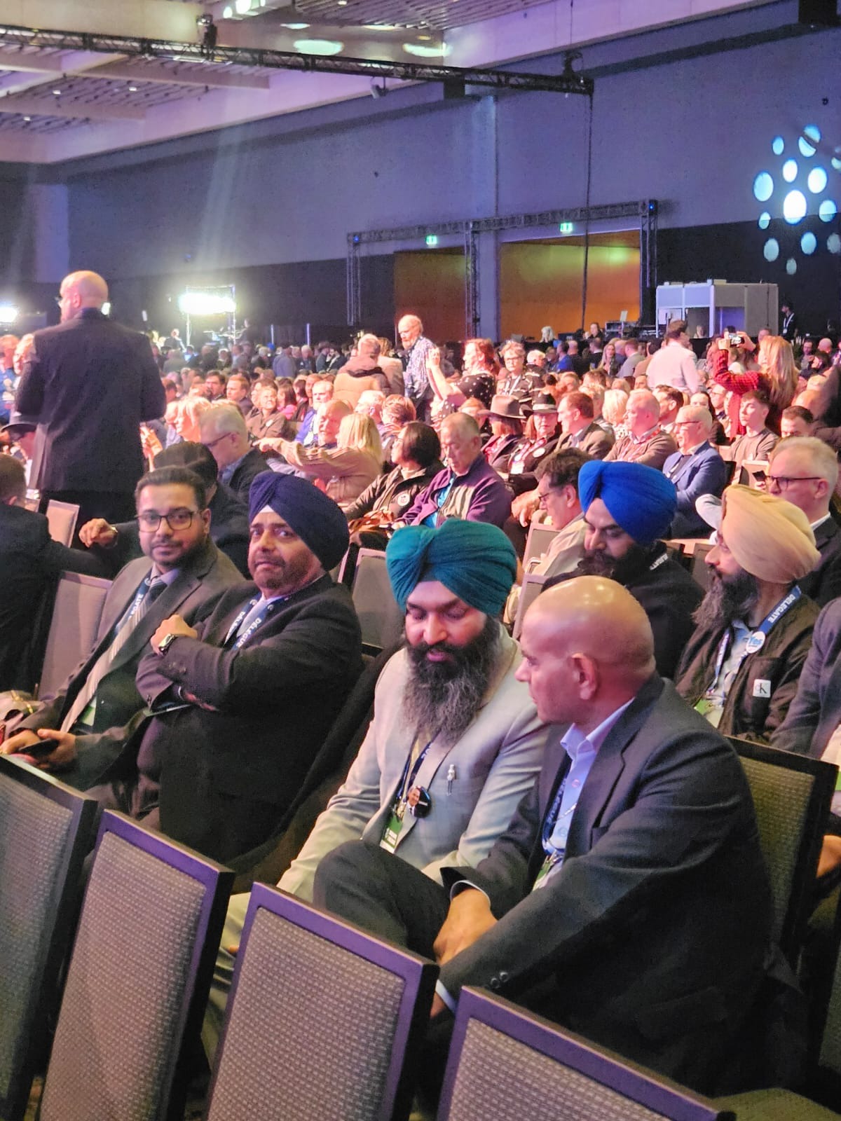 Conservatives to vote in leadership review 