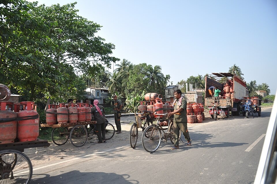 Crime Branch Busts Illegal LPG Cylinder Hoarding Racket in Delhi; 610 Cylinders Seized