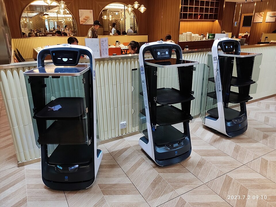 Japan Airlines Tests Chinese-Made Robots at Haneda Airport