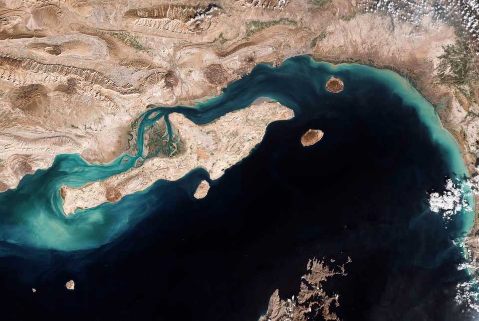 US–Iran Ceasefire Near Collapse as Strait of Hormuz Tensions Rise